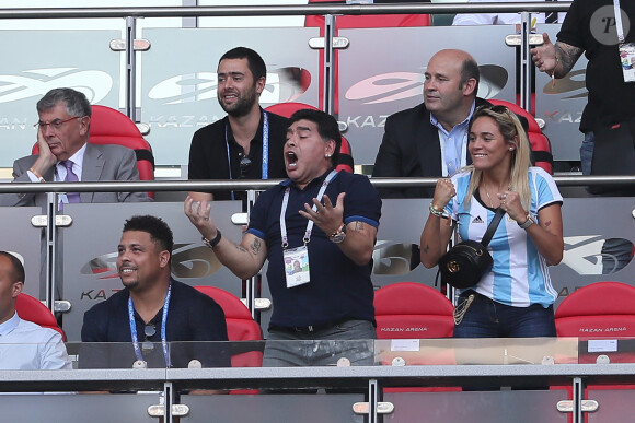 Ronaldo Luis Nazário de Lima, dit Ronaldo, Diego Maradona et sa compagne Rocio Oliva - Célébrités dans les tribunes opposant la France à l'Argentine lors des 8ème de finale de la Coupe du monde à Kazan en Russie le 30 juin 2018 © Cyril Moreau/Bestimage 