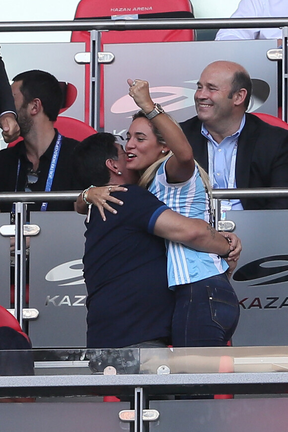 Diego Maradona et sa compagne Rocio Oliva - Célébrités dans les tribunes opposant la France à l'Argentine lors des 8ème de finale de la Coupe du monde à Kazan en Russie le 30 juin 2018 © Cyril Moreau/Bestimage 