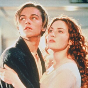 Leonardo DiCaprio et Kate Winslet dans le film "Titanic" en 1998.