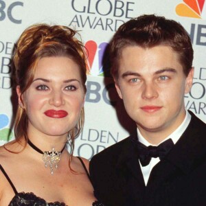 Leonardo DiCaprio et Kate Winslet au Golden Globe Awards le 17 janvier 1998 à Los Angeles.