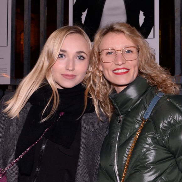 Exclusif - Chloé Jouannet et sa mère Alexandra Lamy au vernissage de l'exposition photos "Libres et égales" à l'occasion de la journée internationale des droits des femmes sur les grilles de la cour d'appel à Paris, France, le 6 mars 2020. © Rachid Bellak/Bestimage