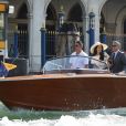 George Clooney et Amal Clooney à bord d'un taxi bateau après leur mariage civil à Venise le 27 septembre 2014 à Venise.