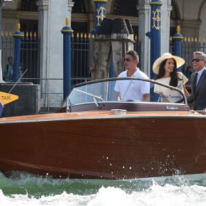 George Clooney et Amal Clooney à bord d'un taxi bateau après leur mariage civil à Venise le 27 septembre 2014 à Venise.