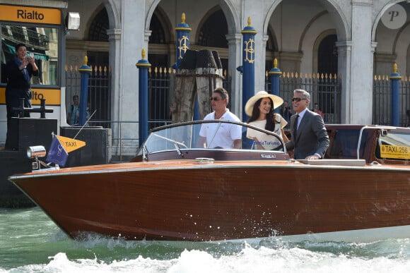 George Clooney et Amal Clooney à bord d'un taxi bateau après leur mariage civil à Venise le 27 septembre 2014 à Venise.