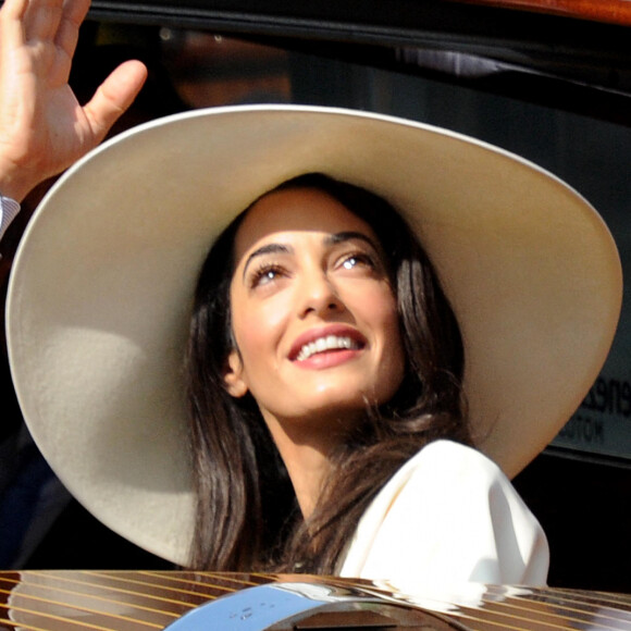 George Clooney et sa femme Amal Alamuddin quittent l'hôtel Cipriani pour se rendre au palais de Ca Farsetti à Venise, le 29 septembre 2014 pour leur mariage civil à la mairie de Venise.