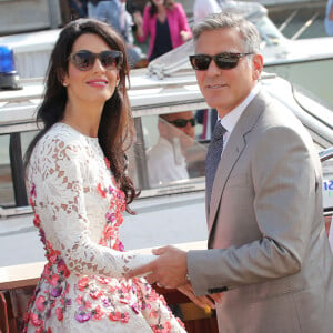 George Clooney et sa femme Amal Clooney quittent l'hôtel Aman après leur mariage civil à Venise.