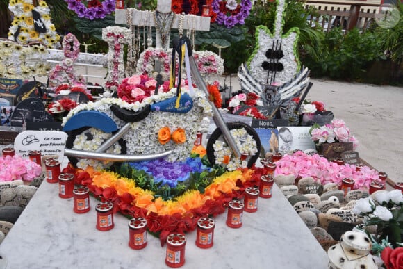 Illustrations de la tombe de Johnny Hallyday, au cimetière de Lorient à Saint-Barthélemy le 27 décembre 2019.