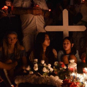 Alcéa Boudou, Laeticia Hallyday et ses filles Jade et Joy - Pour le deuxième anniversaire de la mort de Johnny, Laeticia Hallyday et ses filles Jade et Joy se recueillent sur sa tombe au cimetière de Lorient à Saint-Barthélémy le 5 décembre 2019. 