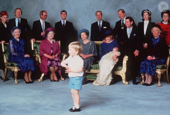 Baptême du prince Harry le 21 décembre 1984 à Windsor. Lady Celia Vestey, marraine, est à droite de l'image, en noir et blanc.