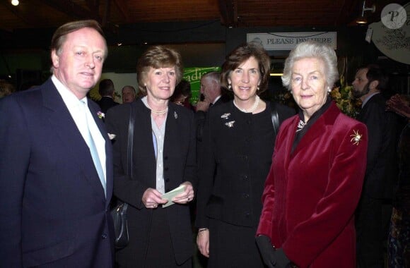 Andrew Parker-Bowles et son épouse Rosemary, Lady Celia Vestey et Deborah Cavendish en 2000. 