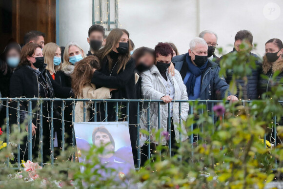 Exclusif - Sortie du cercueil et de la famille : sa femme Loretta Denaro, leurs deux filles Chiara et Mya Dominici, les parents de Christophe, Jean-Marie et Nicole Dominici - Cérémonie religieuse en hommage au joueur Christophe Dominici en l'église Saint-Cécile à Boulogne Billancourt le 2 décembre 2020. © Agence / Bestimage