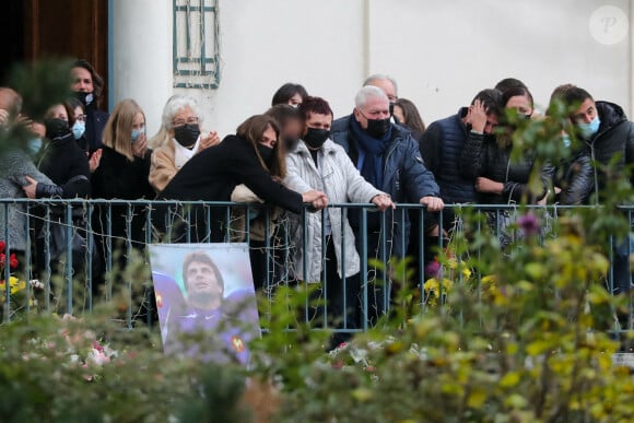 Exclusif - Sortie du cercueil et de la famille : sa femme Loretta Denaro, leurs deux filles Chiara et Mya Dominici, les parents de Christophe, Jean-Marie et Nicole Dominici - Cérémonie religieuse en hommage au joueur Christophe Dominici en l'église Saint-Cécile à Boulogne Billancourt le 2 décembre 2020. © Agence / Bestimage