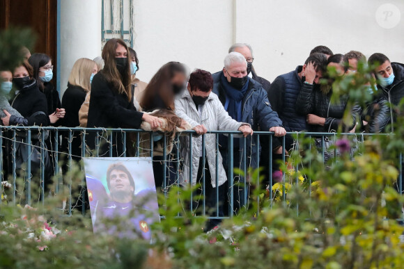 Exclusif - Sortie du cercueil et de la famille : sa femme Loretta Denaro, leurs deux filles Chiara et Mya Dominici, les parents de Christophe, Jean-Marie et Nicole Dominici - Cérémonie religieuse en hommage au joueur Christophe Dominici en l'église Saint-Cécile à Boulogne Billancourt le 2 décembre 2020. © Agence / Bestimage