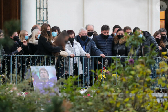 Exclusif - Sortie du cercueil et de la famille : sa femme Loretta Denaro, leurs deux filles Chiara et Mya Dominici, les parents de Christophe, Jean-Marie et Nicole Dominici - Cérémonie religieuse en hommage au joueur Christophe Dominici en l'église Saint-Cécile à Boulogne Billancourt le 2 décembre 2020. © Agence / Bestimage