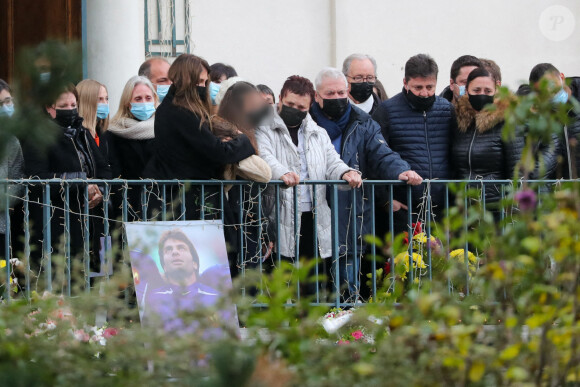 Exclusif - Sortie du cercueil et de la famille : sa femme Loretta Denaro, leurs deux filles Chiara et Mya Dominici, les parents de Christophe, Jean-Marie et Nicole Dominici - Cérémonie religieuse en hommage au joueur Christophe Dominici en l'église Saint-Cécile à Boulogne Billancourt le 2 décembre 2020. © Agence / Bestimage
