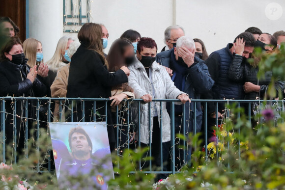 Exclusif - Sortie du cercueil et de la famille : sa femme Loretta Denaro, leurs deux filles Chiara et Mya Dominici, les parents de Christophe, Jean-Marie et Nicole Dominici - Cérémonie religieuse en hommage au joueur Christophe Dominici en l'église Saint-Cécile à Boulogne Billancourt le 2 décembre 2020. © Agence / Bestimage