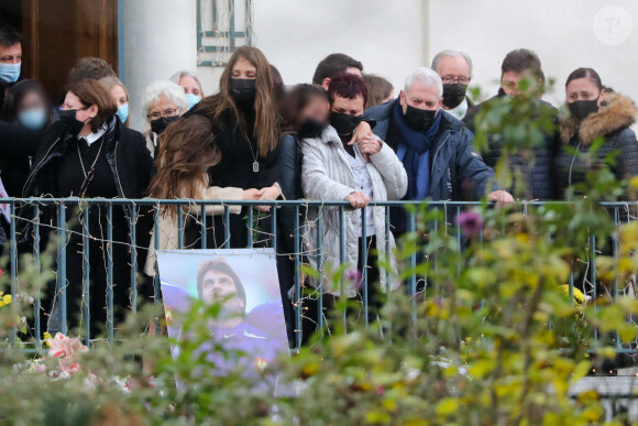 Exclusif - Sortie du cercueil et de la famille : sa femme Loretta Denaro, leurs deux filles Chiara et Mya Dominici, les parents de Christophe, Jean-Marie et Nicole Dominici - Cérémonie religieuse en hommage au joueur Christophe Dominici en l'église Saint-Cécile à Boulogne Billancourt le 2 décembre 2020. © Agence / Bestimage