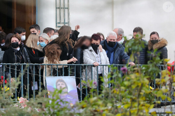 Exclusif - Sortie du cercueil et de la famille : sa femme Loretta Denaro, leurs deux filles Chiara et Mya Dominici, les parents de Christophe, Jean-Marie et Nicole Dominici - Cérémonie religieuse en hommage au joueur Christophe Dominici en l'église Saint-Cécile à Boulogne Billancourt le 2 décembre 2020. © Agence / Bestimage