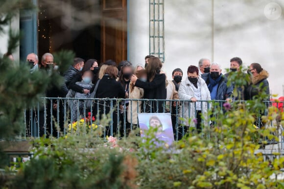 Exclusif - Sortie du cercueil et de la famille : sa femme Loretta Denaro, leurs deux filles Chiara et Mya Dominici, les parents de Christophe, Jean-Marie et Nicole Dominici - Cérémonie religieuse en hommage au joueur Christophe Dominici en l'église Saint-Cécile à Boulogne Billancourt le 2 décembre 2020. © Agence / Bestimage