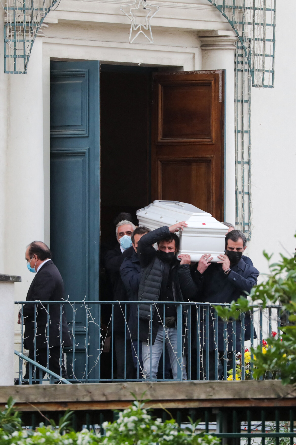 Photo Exclusif Sortie du cercueil et de la famille Cérémonie religieuse en hommage au