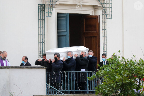 Exclusif - Sortie du cercueil et de la famille - Cérémonie religieuse en hommage au joueur Christophe Dominici en l'église Saint-Cécile à Boulogne Billancourt le 2 décembre 2020. © Agence / Bestimage