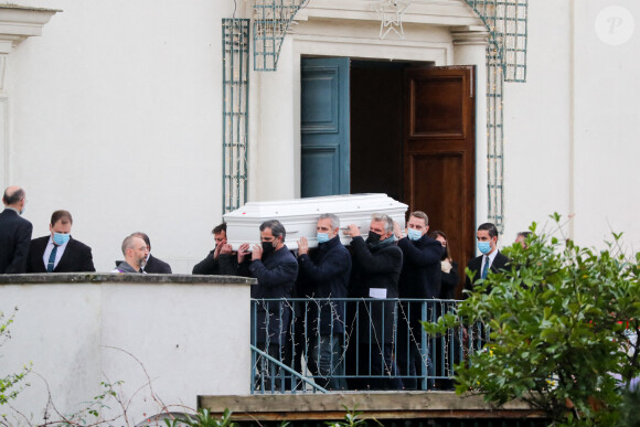 Exclusif - Sortie du cercueil et de la famille - Cérémonie religieuse en hommage au joueur Christophe Dominici en l'église Saint-Cécile à Boulogne Billancourt le 2 décembre 2020. © Agence / Bestimage 