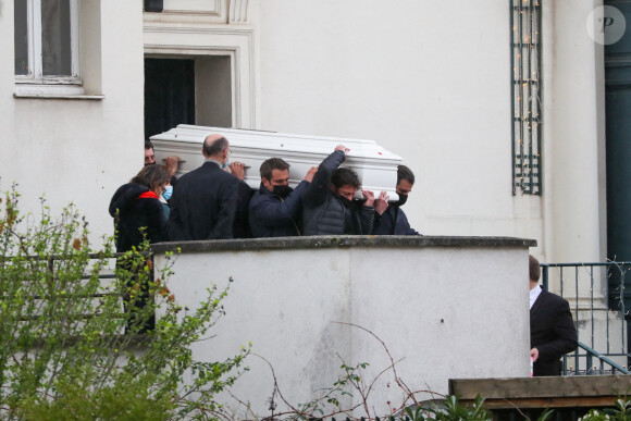 Exclusif - Sortie du cercueil et de la famille - Cérémonie religieuse en hommage au joueur Christophe Dominici en l'église Saint-Cécile à Boulogne Billancourt le 2 décembre 2020. © Agence / Bestimage 