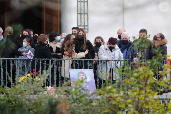 Exclusif - Sortie du cercueil et de la famille : sa femme Loretta Denaro , leurs deux filles Kiara et Mya Dominici, les parents de Christophe, Jean-Marie et Nicole Dominici - Cérémonie religieuse en hommage au joueur Christophe Dominici en l'église Saint-Cécile à Boulogne Billancourt le 2 décembre 2020. © Agence / Bestimage 