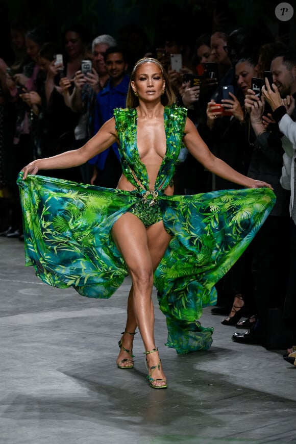 Jennifer Lopez lors du défilé Versace Collection Prêt-à-Porter Printemps/Eté 2020 à la Fashion Week de Milan, le 20 septembre 2019.