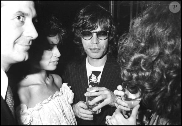 Mick et Bianca Jagger à Paris en 1977.