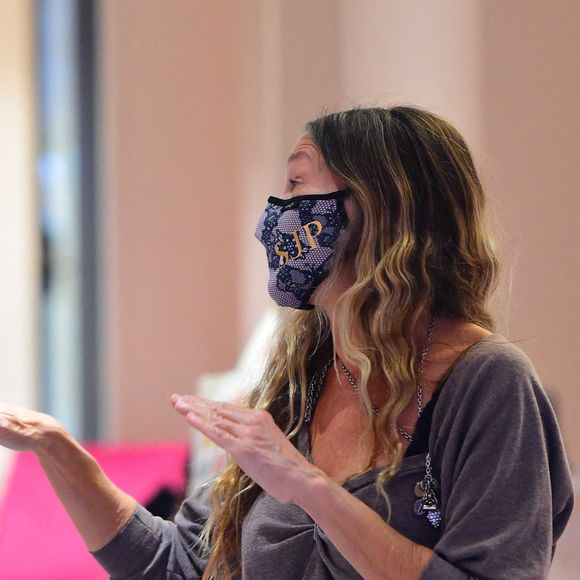 Sarah Jessica Parker est à l'écoute de ses clientes dans sa boutique de chaussures à New York, le 7 octobre 2020.