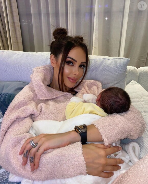 Nabilla est l'heureuse maman du petit Milann (1 an), né de ses amours avec son mari Thomas Vergara.