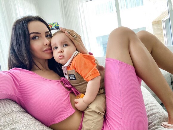 Nabilla est l'heureuse maman du petit Milann (1 an), né de ses amours avec son mari Thomas Vergara.