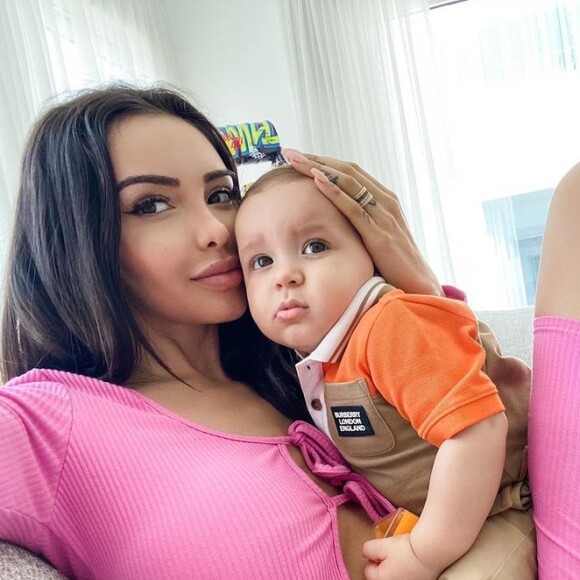 Nabilla est l'heureuse maman du petit Milann (1 an), né de ses amours avec son mari Thomas Vergara.