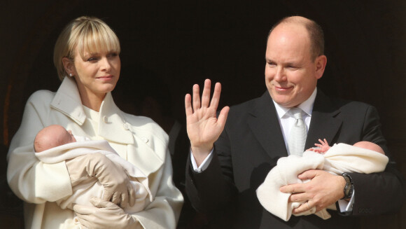 Présentation de la princesse Gabriella et du prince Jacques de Monaco au balcon du palais princier de Monaco, le 7 janvier 2015, à la population monégasque en présence de la famille princière. La princesse Gabriella et le prince Jacques de Monaco sont nés le 10 décembre 2014.