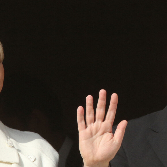 Présentation de la princesse Gabriella et du prince Jacques de Monaco au balcon du palais princier de Monaco, le 7 janvier 2015, à la population monégasque en présence de la famille princière. La princesse Gabriella et le prince Jacques de Monaco sont nés le 10 décembre 2014.