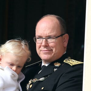 Le prince Albert II de Monaco, sa femme la princesse Charlène de Monaco et leurs enfants le prince Jacques et la princesse Gabriella de Monaco - La famille princière de Monaco au balcon lors de la Fête Monégasque à Monaco, le 19 novembre 2016. © Bruno Bebert/Dominique Jacovides/Bestimage