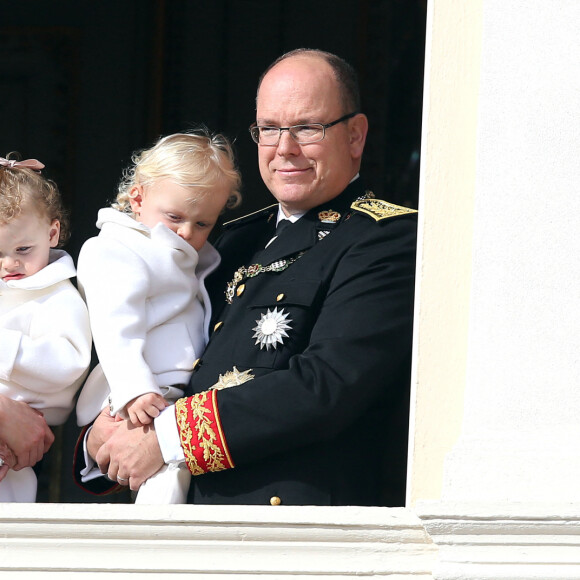 Le prince Albert II de Monaco, sa femme la princesse Charlène de Monaco et leurs enfants le prince Jacques et la princesse Gabriella de Monaco - La famille princière de Monaco au balcon lors de la Fête Monégasque à Monaco, le 19 novembre 2016. © Bruno Bebert/Dominique Jacovides/Bestimage