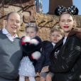 Le prince Albert II et la princesse Charlène de Monaco posent avec leurs enfants le prince Jacques de Monaco et la princesse Gabriella de Monaco à Disneyland Paris le 17 avril 2019. © Disney via Bestimage