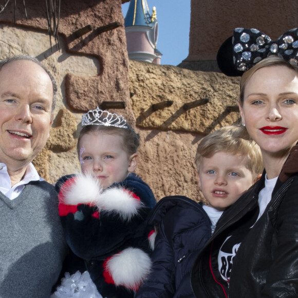 Le prince Albert II et la princesse Charlène de Monaco posent avec leurs enfants le prince Jacques de Monaco et la princesse Gabriella de Monaco à Disneyland Paris le 17 avril 2019. © Disney via Bestimage