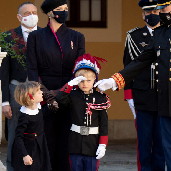 La princesse Charlène de Monaco, la princesse Gabriella de Monaco, comtesse de Carladès, le prince Jacques de Monaco, marquis des Baux, le prince Albert II de Monaco, la princesse Caroline de Hanovre - La famille princière assiste à une cérémonie de remise de médaille dans la cours du Palais de Monaco lors de la Fête Nationale 2020 de la principauté de Monaco le 19 novembre 2020. © David Nivière / Pool / Bestimage