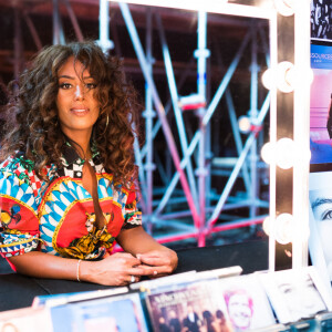 Exclusif - Amel Bent - Backstage de l'enregistrement de l'émission "300 Choeurs chantent Dassin" à Paris, qui sera diffusée le 16 octobre sur France 3. Le divertissement musical "300 Choeurs" fait sa rentrée avec une émission 100 % inédite consacrée à l'un des artistes les plus populaires dans les années 70, Joe Dassin. Toute la soirée, plusieurs générations d'artistes s'associeront aux plus beaux choeurs français pour reprendre à leurs côtés les plus grandes chansons de du chanteur dans des versions créées spécialement pour l'émission. Le 15 septembre 2020 © Tiziano Da Silva / Bestimage 