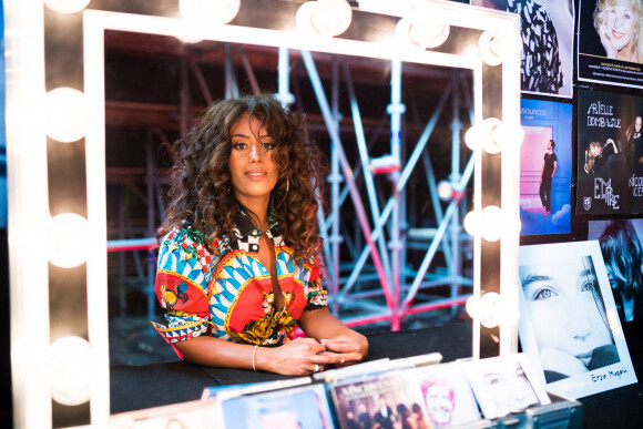 Exclusif - Amel Bent - Backstage de l'enregistrement de l'émission "300 Choeurs chantent Dassin" à Paris, qui sera diffusée le 16 octobre sur France 3. Le divertissement musical "300 Choeurs" fait sa rentrée avec une émission 100 % inédite consacrée à l'un des artistes les plus populaires dans les années 70, Joe Dassin. Toute la soirée, plusieurs générations d'artistes s'associeront aux plus beaux choeurs français pour reprendre à leurs côtés les plus grandes chansons de du chanteur dans des versions créées spécialement pour l'émission. Le 15 septembre 2020 © Tiziano Da Silva / Bestimage 