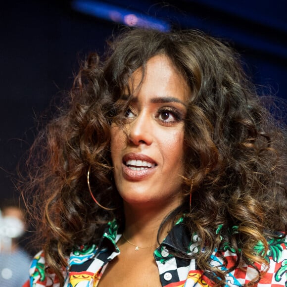Exclusif - Amel Bent - Backstage de l'enregistrement de l'émission "300 Choeurs chantent Dassin" à Paris, qui sera diffusée le 16 octobre sur France 3. Le divertissement musical "300 Choeurs" fait sa rentrée avec une émission 100 % inédite consacrée à l'un des artistes les plus populaires dans les années 70, Joe Dassin. Toute la soirée, plusieurs générations d'artistes s'associeront aux plus beaux choeurs français pour reprendre à leurs côtés les plus grandes chansons de du chanteur dans des versions créées spécialement pour l'émission. Le 15 septembre 2020 © Tiziano Da Silva / Bestimage 