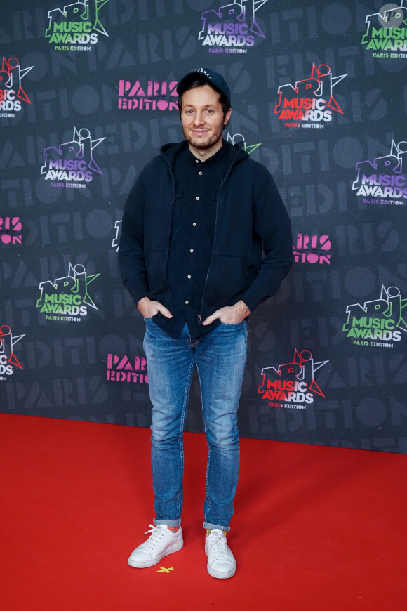 Vianney sur le photocall des NRJ Music Awards à la Seine musicale de Boulogne-Billancourt, le 5 décembre 2020.