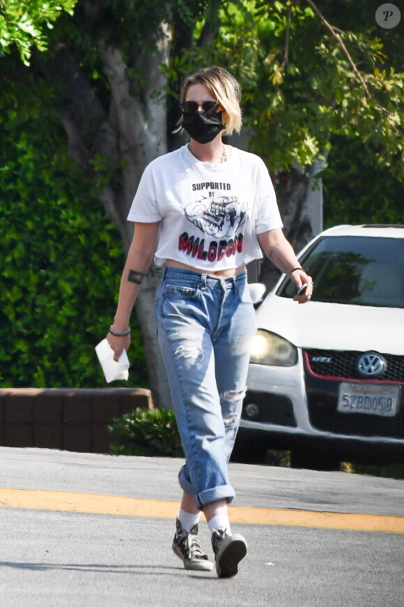 Exclusif - Kristen Stewart et sa compagne vont faire leurs courses chez Gelson à Los Angeles le 17 octobre 2020.