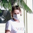 Exclusif - Kristen Stewart porte un t-shirt VOTE pour aller boire un café avec sa compagne Dylan Meyer dans le quartier de Los Feliz à Los Angeles pendant l'épidémie de coronavirus (Covid-19), le 22 septembre 2020.