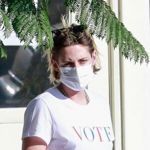 Exclusif - Kristen Stewart porte un t-shirt VOTE pour aller boire un café avec sa compagne Dylan Meyer dans le quartier de Los Feliz à Los Angeles pendant l'épidémie de coronavirus (Covid-19), le 22 septembre 2020.