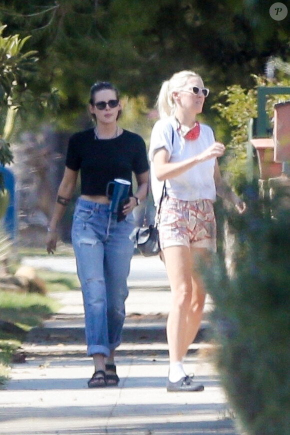 Exclusif - Kristen Stewart et sa compagne Dylan Meyer sont allées rendre visite à une amie à Los Feliz, Los Angeles, le 6 septembre 2020.