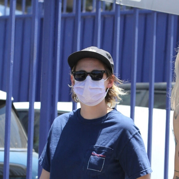 Exclusif - Kristen Stewart et sa compagne Dylan Meyer sont allées déjeuner au restaurant Kitsune à Los Angeles. Le 12 juillet 2020.